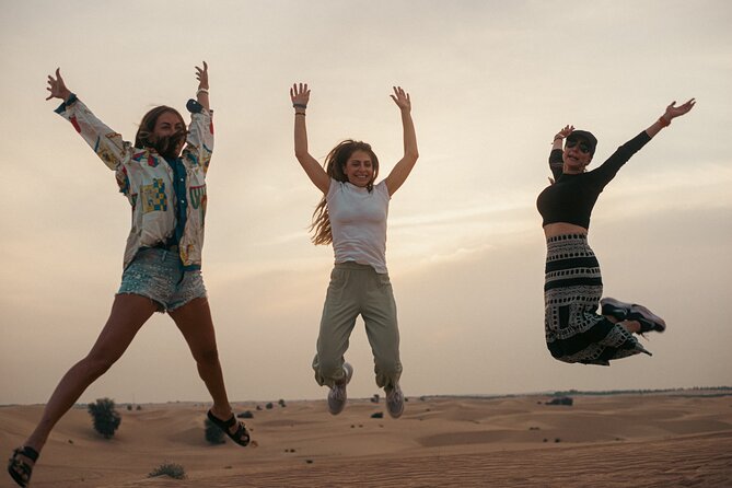 Dubai: Al Marmoom Oasis Vintage Safari: Camels, Stargazing & Meal - Sunset, falcons, henna, and traditional dress