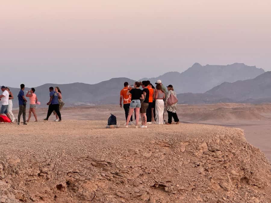 Hurghada: Hiking , dinner & stargazing - Sunset, dinner, and the evening change